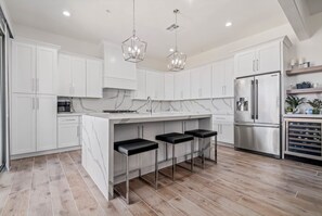 Køleskab, mikrobølgeovn, ovn, kogeplade