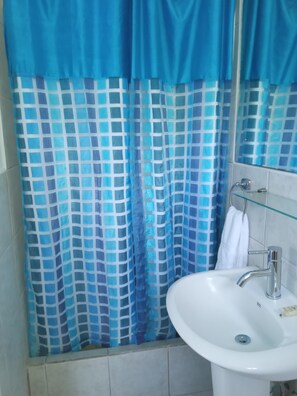 Douche, serviettes fournies, savon