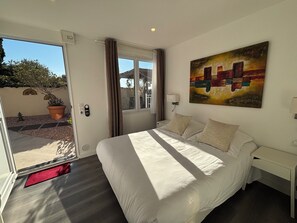 Minibar, escritorio, espacio para trabajar con laptop y wifi gratis 