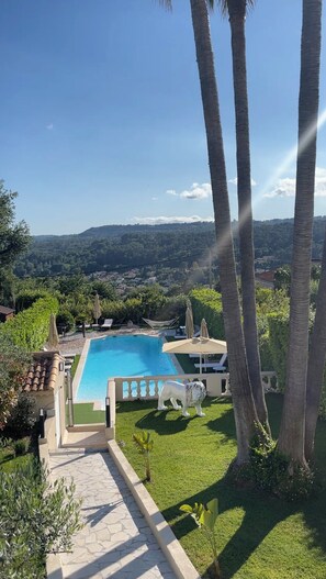 Seasonal outdoor pool, pool umbrellas, pool loungers - La Bastide Gourmande (La Colle-sur-Loup)