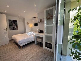 Quarto casal clássico | Frigobar, escrivaninha, espaço de trabalho para notebook