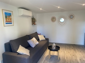 Luxury Room | Living area | 81-cm flat-screen TV with satellite channels, iPad, pay movies - La Bastide Gourmande (La Colle-sur-Loup)