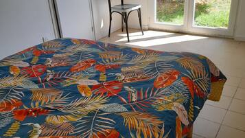 1 slaapkamer, een strijkplank/strijkijzer, gratis wifi