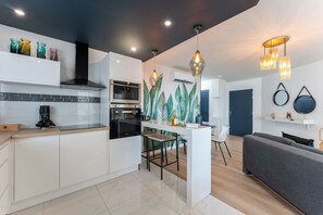 Kylskåp, mikrovågsugn, ugn och spishäll