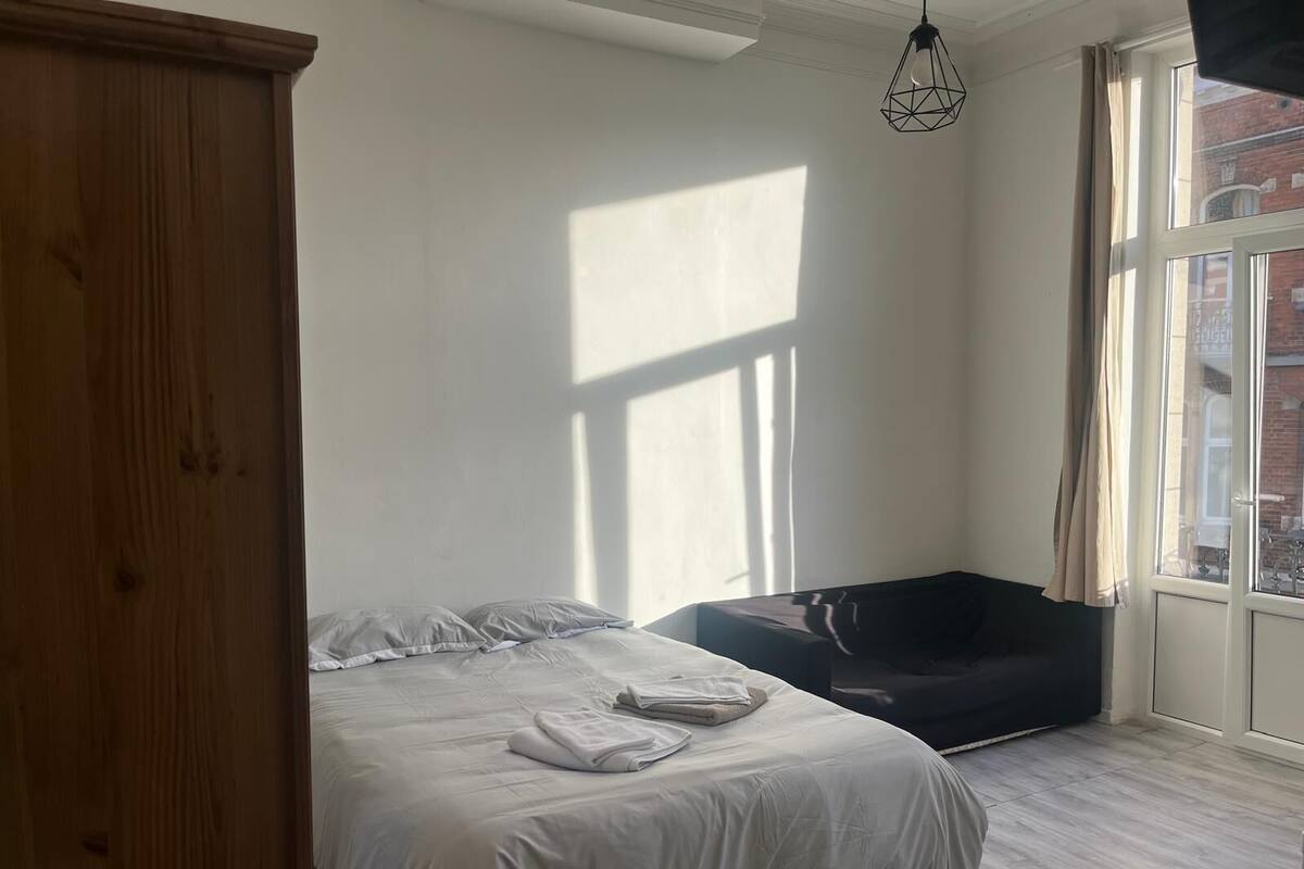 ميني بار ومكتب ومساحة عمل للكمبيوتر المحمول وواي فاي مجانًا