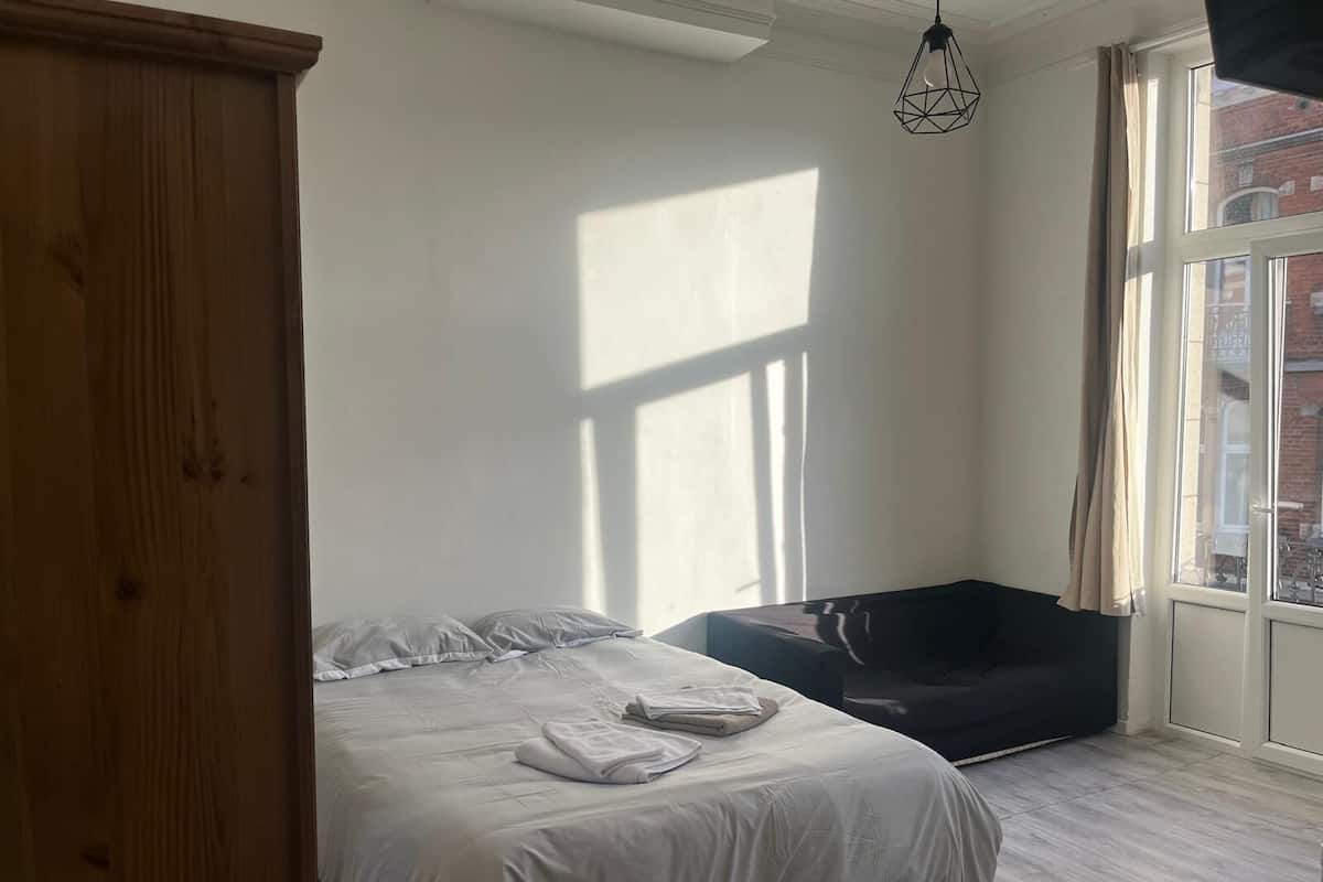 Minibar, individuell dekoriert, individuell eingerichtet, Schreibtisch