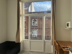 Minibar, individually decorated, individually furnished, desk - European District Studios (Brussels)
