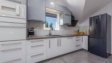 Microwave, oven, dishwasher, coffee/tea maker