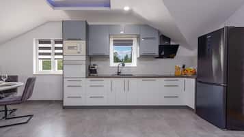 Microwave, oven, dishwasher, coffee/tea maker