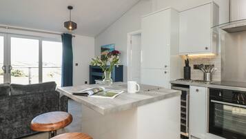 Réfrigérateur, lave-vaisselle, bouilloire électrique, grille-pain