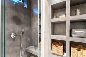 Dusche, Haartrockner, Handtücher, Shampoo