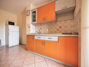 Kühlschrank, Mikrowelle, Wasserkocher mit Kaffee-/Teezubehör