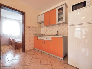 Refrigerador, microondas, cafetera/tetera, utensilios de cocina