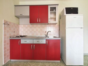 Refrigerador, microondas, cafetera/tetera, utensilios de cocina