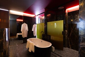 Executive-Suite, Badewanne, Meerblick | Badezimmer | Hausschuhe