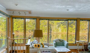 TV, fireplace, DVD player - Dash Inn: Your Salt-Water Cove Retreat with Stunning Views, AC & Dog-Friendly! (Boothbay)