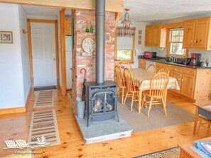 Fridge, microwave, oven, stovetop - Dash Inn: Your Salt-Water Cove Retreat with Stunning Views, AC & Dog-Friendly! (Boothbay)