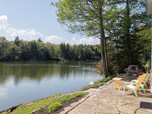 Terrace/patio - Dash Inn: Your Salt-Water Cove Retreat with Stunning Views, AC & Dog-Friendly! (Boothbay)