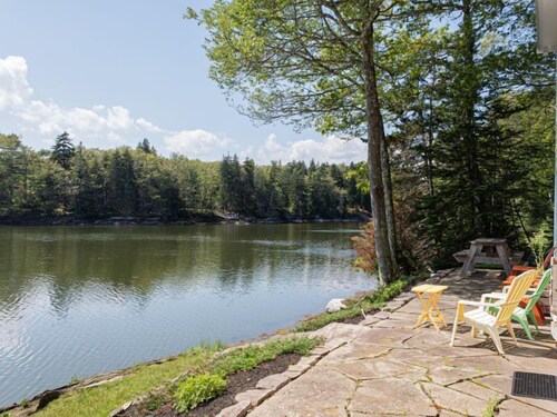 Dash Inn: Your Salt-Water Cove Retreat with Stunning Views, AC & Dog-Friendly!