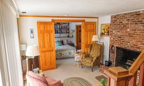 3 bedrooms, desk, iron/ironing board, WiFi (free)