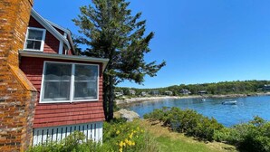 Property grounds - Experience coastal charm at Edge Of The Sea, a cozy 3-bedroom cabin in Boothbay, ME. (Boothbay)