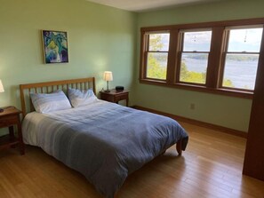 3 bedrooms, desk, iron/ironing board, WiFi