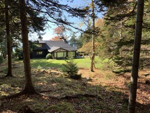 Property grounds - Salt Water Lodge: Spacious 4-bedroom getaway in scenic Boothbay Harbor, ME. (Boothbay Harbor)