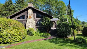 Exterior - Salt Water Lodge: Spacious 4-bedroom getaway in scenic Boothbay Harbor, ME. (Boothbay Harbor)