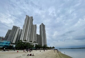 Beach - Kid-Loving Poolside Haven: 2BR Garden Oasis (Johor Bahru)