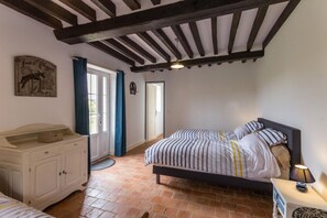 2 chambres, fer et planche à repasser, Wi-Fi gratuit, draps fournis