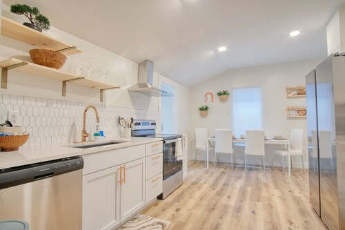 Cozy sleeps 7, Fenced backyard, 5 min to Lucas oil stadium and downtown 