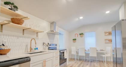Cozy sleeps 7, Fenced backyard, 5 min to Lucas oil stadium and downtown