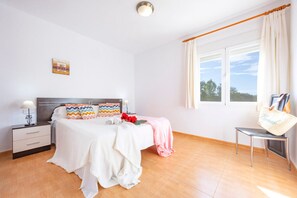 5 bedrooms, free WiFi, bed sheets