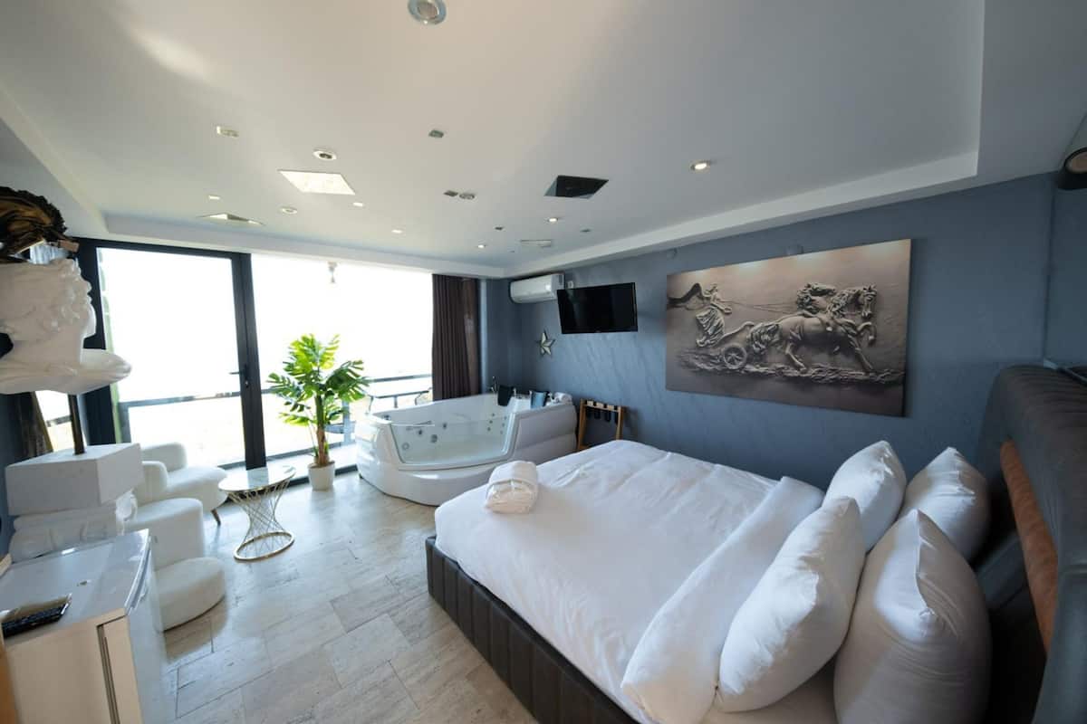 Standard Room with Jacuzzi and Balcony | 1 slaapkamer, individueel gemeubileerd, gratis wifi