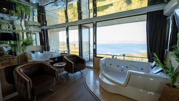 Mirror House with Jacuzzi