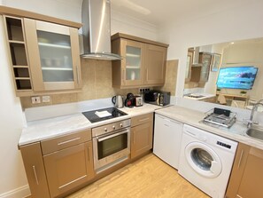 Apartment | Private kitchen | Fridge, microwave, oven, stovetop - Impeccable 2-bed Apartment in Central London (London)