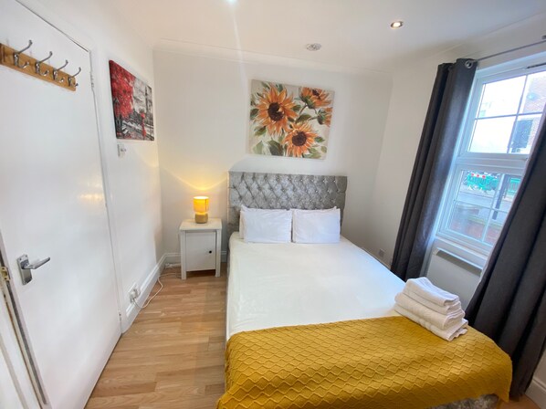 Apartament | 2 dormitoris, planxa i posts de planxar, wifi gratuïta i roba de llit