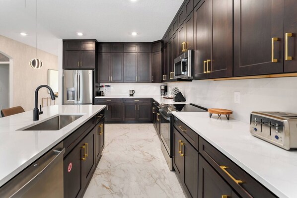 Refrigerador, microondas, horno y parrilla de estufa 