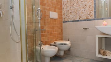 Habitación Confort | Baño | Amenidades de baño gratuitas y secadora de cabello