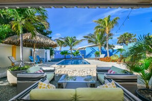 Una piscina al aire libre