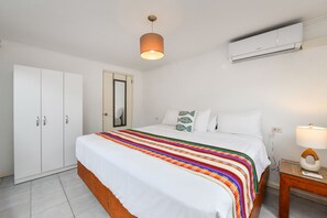 1 bedroom, desk, iron/ironing board, travel cot - Trupial-Two Bedroom Apt. Ocean & Beach 600m away (Noord)