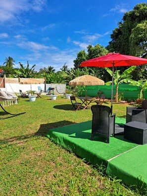 Outdoor dining - Résidence, 2 Bungalows Climatisés à 6 km de L'aéroport. Véritable Havre de Paix (Le Lamentin)