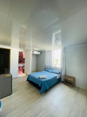 Habitació doble bàsica, 1 llit doble | Cobrellits, espai de treball apte per a portàtils i wifi gratuïta