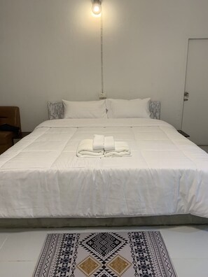 1 bedroom, WiFi, bed sheets - Asny Home
5 minutes walk from the Train Station! 10 minutes from Bus Terminal
(Condobankrungthai)