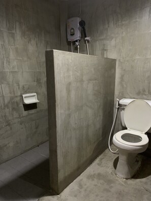 Dusche, Bidet, Handtücher, Seife