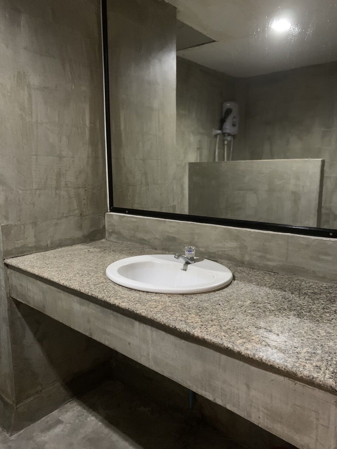 Regadera, bidet, toallas, jabón 