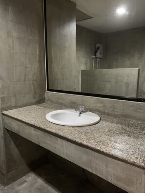 Shower, bidet, towels, soap - Asny Home
5 minutes walk from the Train Station! 10 minutes from Bus Terminal
(Condobankrungthai)