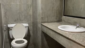 Een douche, een bidet, handdoeken, zeep