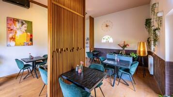 Daily cooked-to-order breakfast (EUR 21 per person)