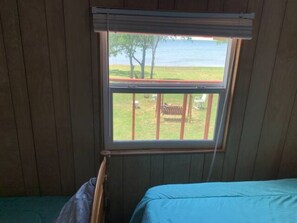 2 makuuhuonetta, tallelokero huoneessa, silitysrauta/-lauta